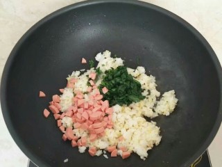 7、鸡蛋包饭,倒入火腿肠，菠菜。