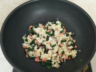 8、鸡蛋包饭,翻炒均匀