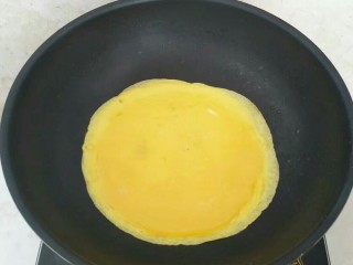 10、鸡蛋包饭,锅中倒入蛋液小火加热，盖上锅盖闷煎凝固。