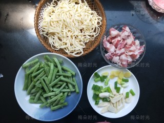 1、豆角焖面,准备主要食材：鲜面条，豆角洗净掰成段，葱姜蒜，五花肉切小块。