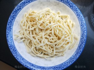 2、豆角焖面,面条用少量油拌一拌，待用。
