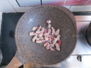 3、豆角焖面,炒锅内倒少许油，把五花肉倒进去煸炒
