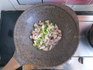 5、豆角焖面,把葱姜蒜倒进去，再加一粒八角，几粒花椒，干辣椒少许。炒出葱香味。