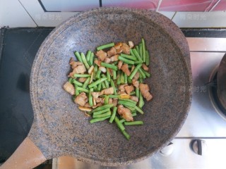 7、豆角焖面,加适量盐，蚝油，生抽，老抽少许，五香粉少许，