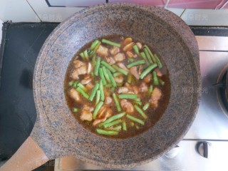 8、豆角焖面,加水，淹没蔬菜，盖盖子焖煮十分钟。