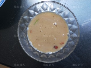 9、豆角焖面,然后把汤汁盛出一小碗待用。