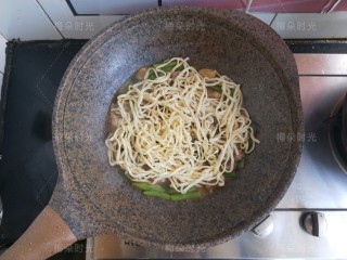 10、豆角焖面,把面铺在蔬菜表面。