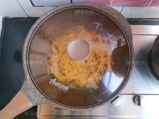 11、豆角焖面,盖锅盖焖煮8分钟左右。