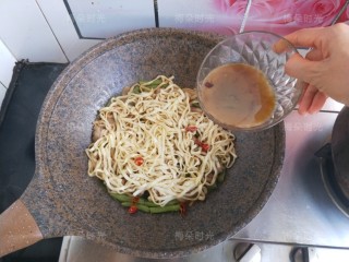 12、豆角焖面,把刚才盛出的汤汁浇在面条上。