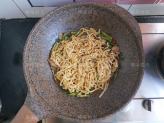 13、豆角焖面,继续焖煮三四分钟。