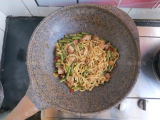 14、豆角焖面,加少许醋，鸡精，翻拌均匀。即可出锅。