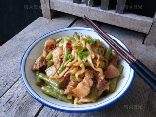 15、豆角焖面,盛盘，食用，
