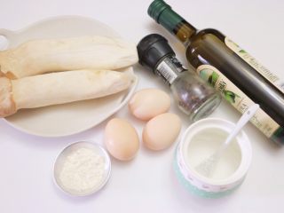 1、蛋黄煎杏鲍菇,准备好所需的材料