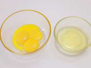 3、蛋黄煎杏鲍菇,将鸡蛋的蛋黄和蛋清分离开来，取蛋黄部分盛入碗中待用