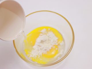 5、蛋黄煎杏鲍菇,加入少许饮用水和盐