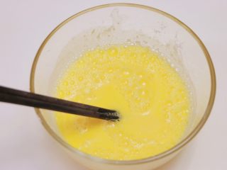 6、蛋黄煎杏鲍菇,用筷子搅打均匀，调成蛋黄糊