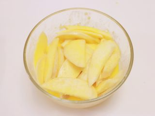 7、蛋黄煎杏鲍菇,将切好的杏鲍菇薄片浸入蛋黄糊中，搅拌使其均匀地裹上薄薄的一层蛋糊