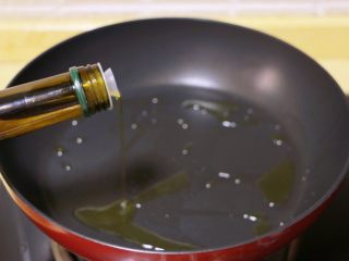8、蛋黄煎杏鲍菇,平底锅中倒入适量橄榄油烧热