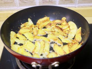 11、蛋黄煎杏鲍菇,待一面煎至金黄微卷时，将杏鲍菇翻面，继续煎至两面金黄