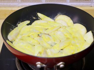 10、蛋黄煎杏鲍菇,中小火慢慢煎至杏鲍菇变为黄色