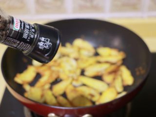 12、蛋黄煎杏鲍菇,出锅前撒少许现磨黑胡椒碎，拌匀即可