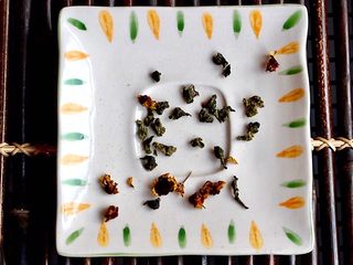 2、柠檬铁观音蜂蜜茶,放入少许昆仑山雪菊