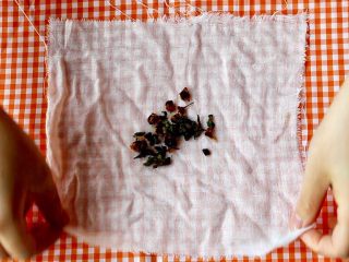 3、柠檬铁观音蜂蜜茶,倒入纱布