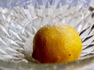 5、柠檬铁观音蜂蜜茶,柠檬上撒上盐