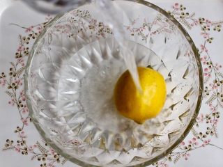 6、柠檬铁观音蜂蜜茶,放入盐水中浸泡半小时