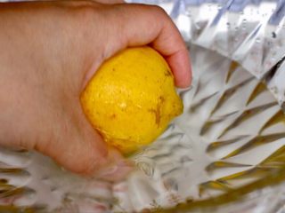 7、柠檬铁观音蜂蜜茶,搓洗掉蜡油，清洗掉残余农药
