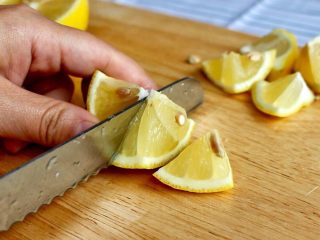 8、柠檬铁观音蜂蜜茶,切小块