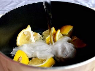 9、柠檬铁观音蜂蜜茶,放入锅中倒入清水
