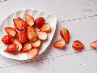 2、草莓奶冻,草莓对半切备用