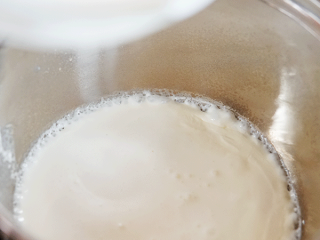 3、草莓奶冻,奶锅倒入淡牛奶不断搅拌