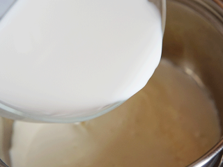 4、草莓奶冻,倒入牛奶不断搅拌