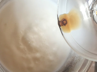 6、草莓奶冻,加香草精搅拌