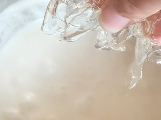 7、草莓奶冻,加吉利丁片搅拌至融化即可