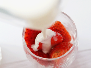 10、草莓奶冻,烧好的牛奶倒入玻璃杯中