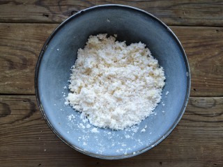 5、玉米粑粑,擦成末的粘玉米。粘玉米水分较少，口感发糯，用它来做玉米粑粑不用加特别多的面粉，甚至不加。另外粘玉米甜度不是很高，可以根据个人口味做成甜口儿或咸口儿的玉米粑粑。