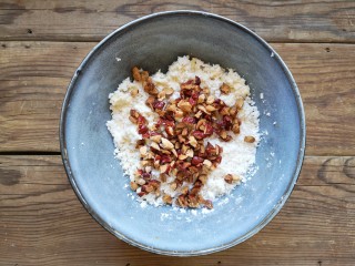 6、玉米粑粑,加入枣肉。