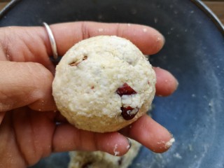 10、玉米粑粑,取适量搓成圆球。