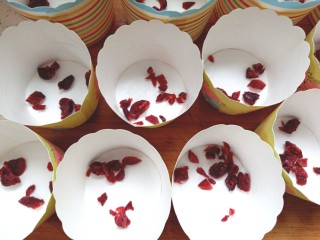 11、蔓越莓米糕,取蛋糕杯放上蔓越莓碎