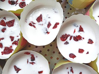 14、蔓越莓米糕,在加入蔓越莓碎，盖上保鲜膜