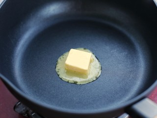 7、番茄肉酱意面,黄油放入锅中小火融化
