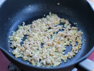 9、番茄肉酱意面,放入肉末炒至发白断生状态