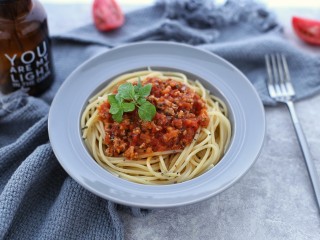 15、番茄肉酱意面,将煮好的意大利面捞出沥干水分装入盘中，再放上番茄肉酱就可以美美的享用啦！