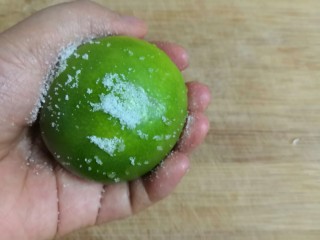 2、石榴气泡鸡尾酒,把青柠檬抹盐，搓洗干净