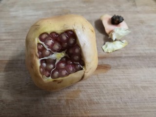 5、石榴气泡鸡尾酒,把顶部划切的皮，去掉