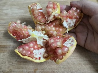 7、石榴气泡鸡尾酒,划分好后，用手扳开