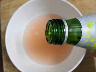 11、石榴气泡鸡尾酒,把气泡水，倒入石榴汁，混合均匀